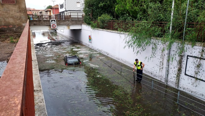 Auto bloccata nel sottopasso: il conducente riesce a scappare