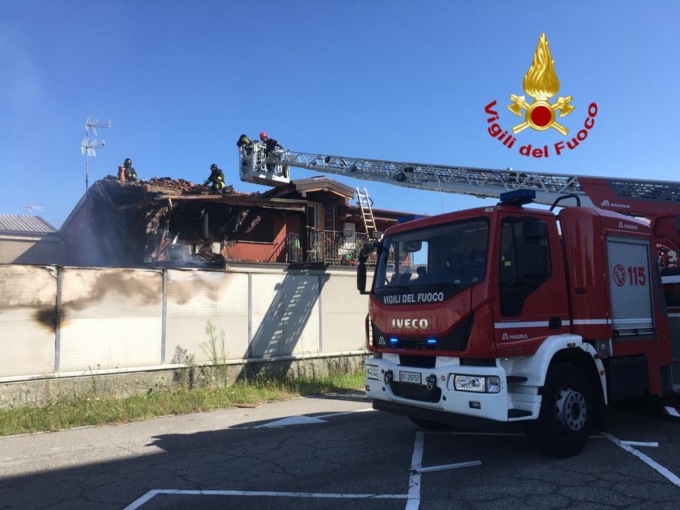 In fiamme due villette: evacuati i residenti