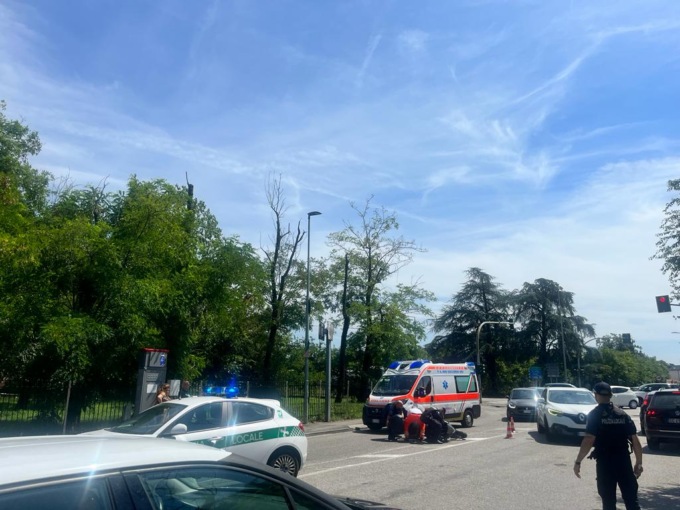 Scontro fra auto e moto: ambulanza sul posto per soccorrere il centauro