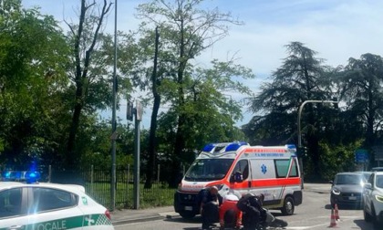 Scontro fra auto e moto: ambulanza sul posto per soccorrere il centauro