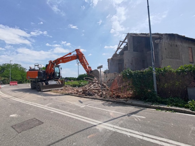 Demolito l’angolo della cascina «del Francese», ora pedoni e veicoli saranno più sicuri