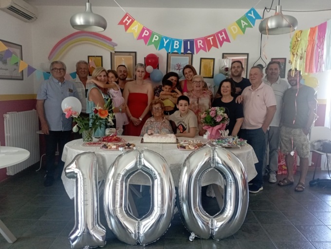 Tanti auguri nonna Annie: spegne 100 candeline