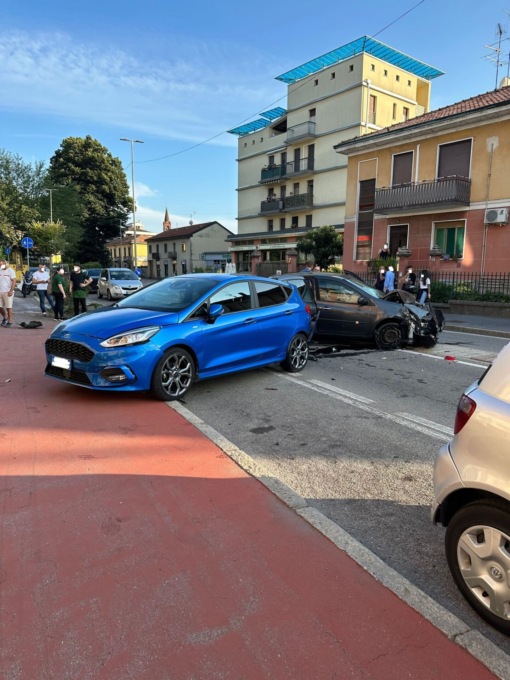 Si schianta in auto: abbandona ragazza e bimbo e scappa a piedi