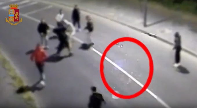 Maxi rissa in strada con bastoni e pistole: arrestate 14 persone VIDEO