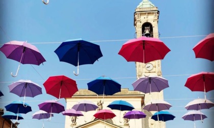 Rho si è svegliata piena di ombrelli per rendere la città più colorata