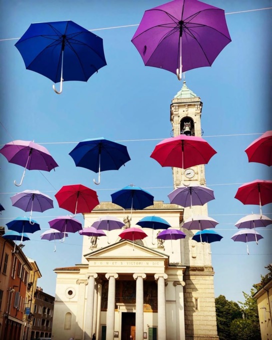 Rho si è svegliata piena di ombrelli per rendere la città più colorata