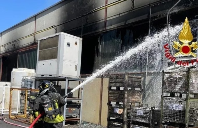 Grosso incendio nella ditta di zincatura il sindaco: “Chiudete le finestre”