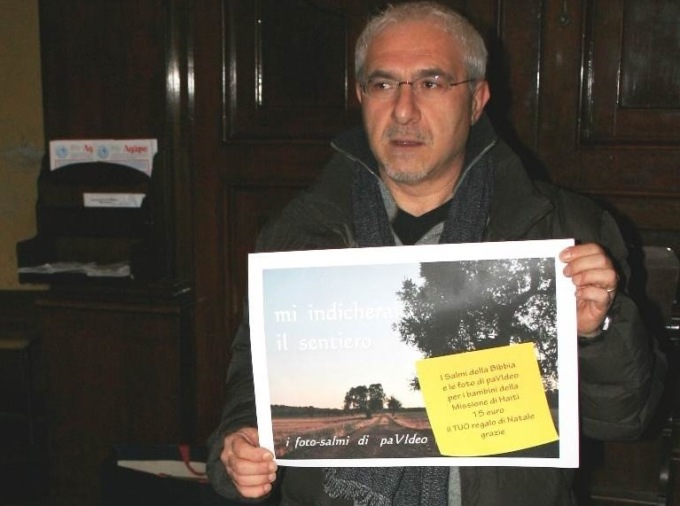 Dona i suoi libri di foto a Papa Francesco. Che gli scrive per ringraziarlo