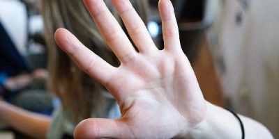 Violenza di gruppo su una ragazza in un motel, tre rinviati a giudizio