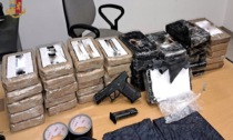 Pistola e 66kg di cocaina nascosti in un furgone: sequestrati