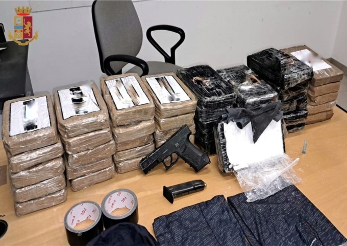 Pistola e 66kg di cocaina nascosti in un furgone: sequestrati