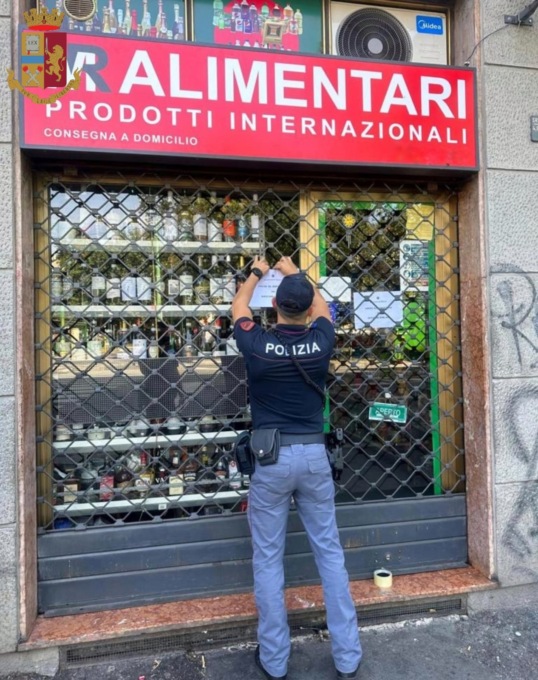 Il Questore chiude il negozio: il titolare vendeva droga