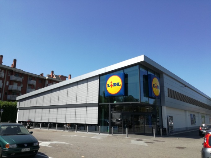 Rapina alla Lidl, bottino da 700 euro