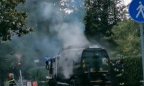 Autospazzatrice prende fuoco mentre pulisce le strade