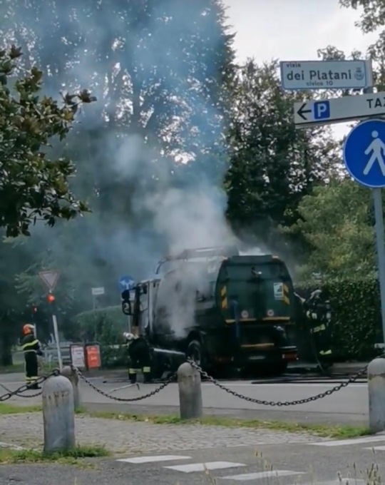 Autospazzatrice prende fuoco mentre pulisce le strade