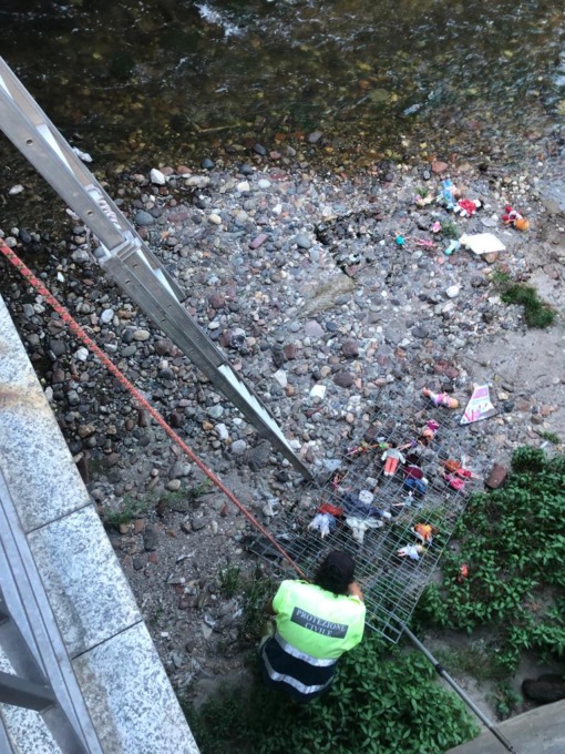Lanciato nell’Olona il “Muro delle bambole: trovato il colpevole