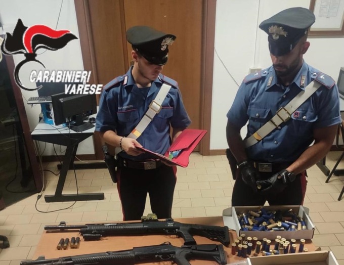 In auto nei boschi della droga con pistola, fucili e cocaina: arrestato