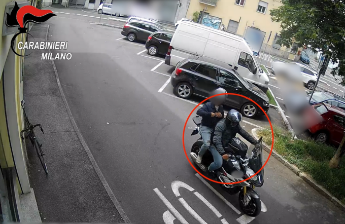 Inseguivano le anziane e le derubavano fingendosi carabinieri