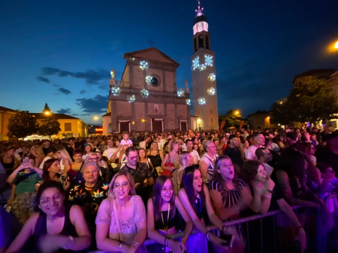 Oltre 3.500 persone a ballare in piazza con Albertino