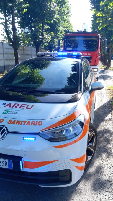 Scontro tra due auto, una va a finire contro un muro