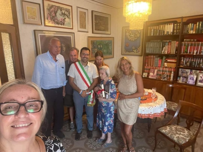 Il sindaco di Legnano festeggia le due centenarie