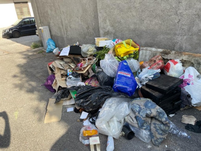 Scaricano rifiuti in strada… pieni di documenti