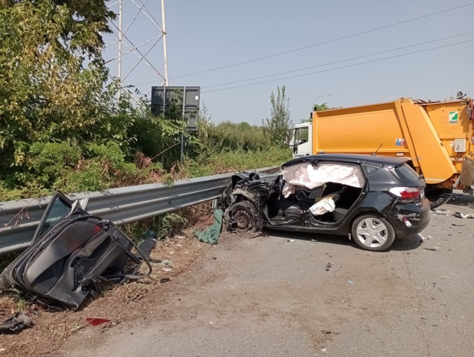 Scontro fra un mezzo pesante e un’auto: due persone in codice rosso
