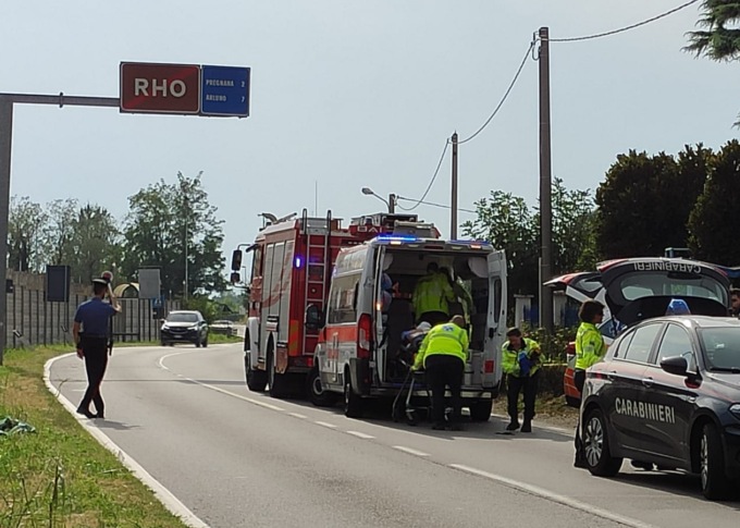 Perde il controllo dell’auto e finisce contro la colonna di un’abitazione