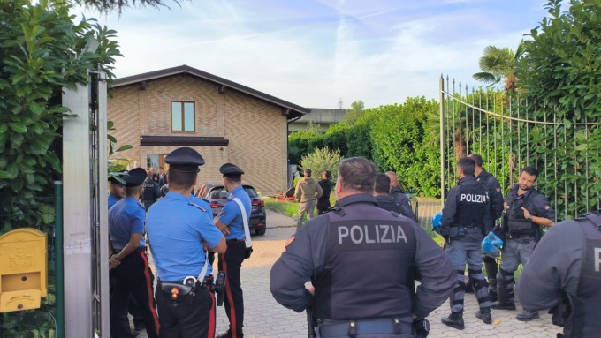 In corso lo sgombero di una villa occupata abusivamente