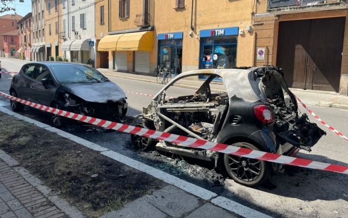 Bià: auto in fiamme nella notte