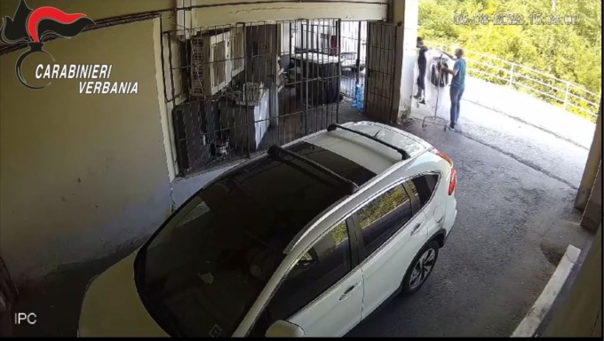 Furti con la tecnica dei finti corriere: 7 arresti, la base ad Arluno