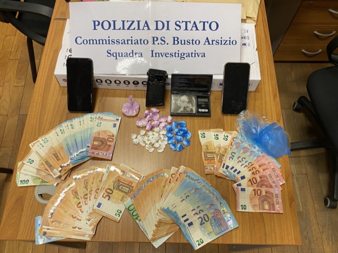 Vende droga a un ciclista: arrestato