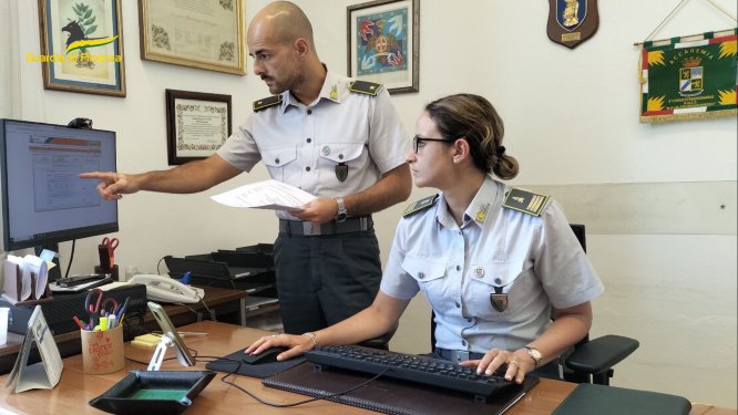Chiedeva soldi agli immigrati per agevolare l’esame d’italiano, insegnante sospeso