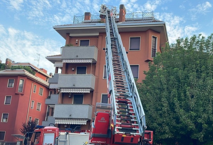 Prima soccorso e poi arrestato (perché in casa aveva 2 chili di droga)