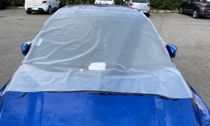 Lascia parcheggiata l’auto distrutta dalla grandine e viene… multato