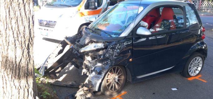 Scontro tra due auto, una va a finire contro un muro