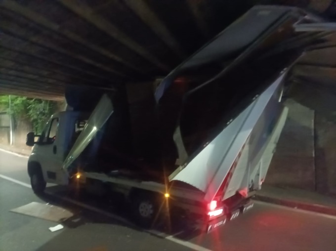 Un altro furgone incastrato nel sottopasso