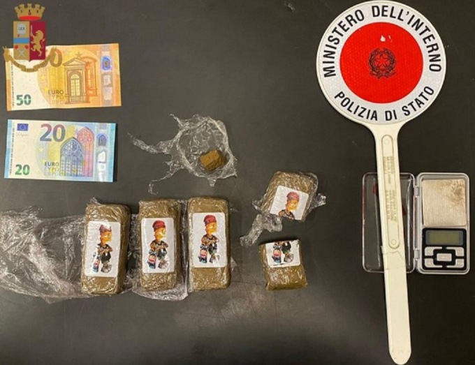 Arrestati due pusher nel parco: nascondevano la droga sotto terra