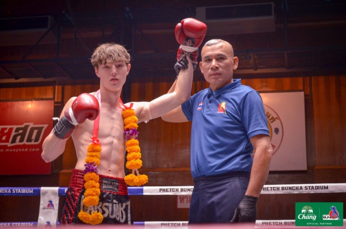 Stanislav esordisce in Thailandia e vince in un incontro internazionale