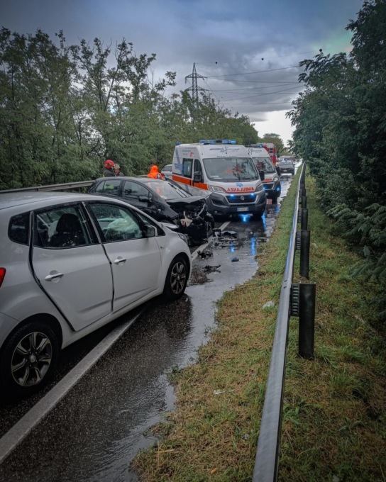 Frontale tra due auto: coinvolta anche una giovane di 16 anni