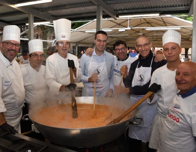 Un piatto di risotto per aiutare i poveri della Caritas