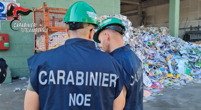 Controlli negli impianti di trattamento rifiuti: trovato un deposito pieno di insetticidi liquidi