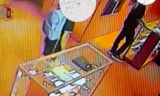 Furto in un negozio sportivo: arrestati due giovani