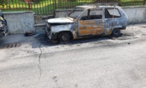Brucia un'auto, Carabinieri e Vigili del Fuoco sul posto