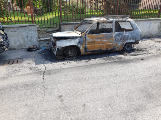 Brucia un’auto, Carabinieri e Vigili del Fuoco sul posto