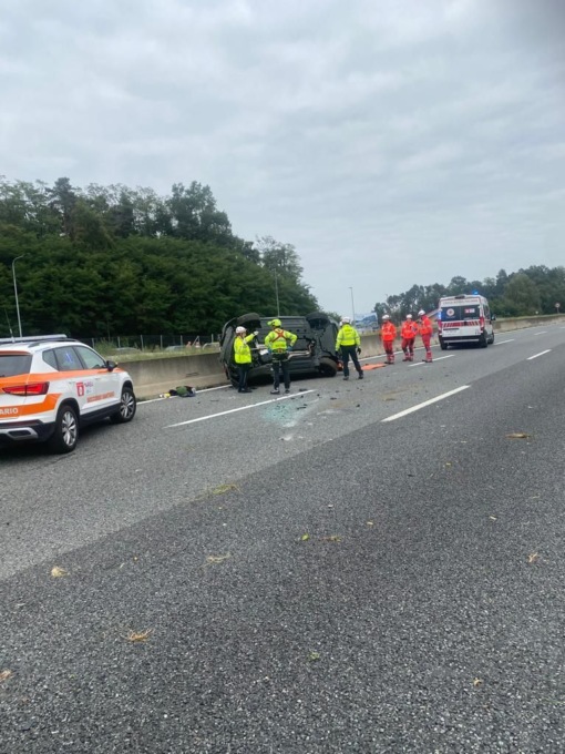Auto si ribalta in autostrada: morte due persone