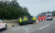 Auto si ribalta in autostrada: morte due persone