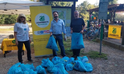 "Puliamo il mondo": i volontari eliminano i rifiuti dal Parco Alto Milanese