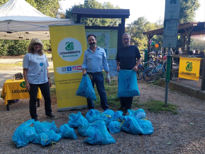 “Puliamo il mondo”: i volontari eliminano i rifiuti dal Parco Alto Milanese