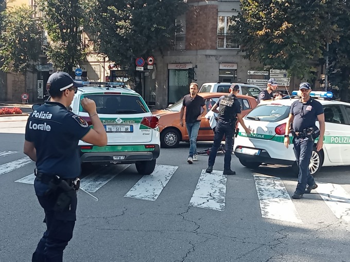 82enne investita in bicicletta: sul posto arriva l’ambulanza